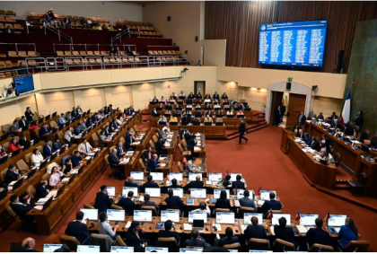 Diputados de oposición piden a Boric poner urgencia a proyecto que reduce a 120 el número de diputados